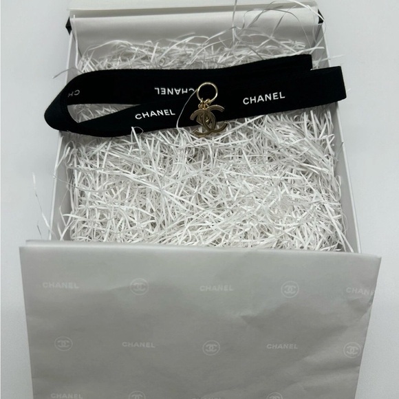 Chanel Holiday Charm 2023 with limited edition novelty box - Picture 3 of 4